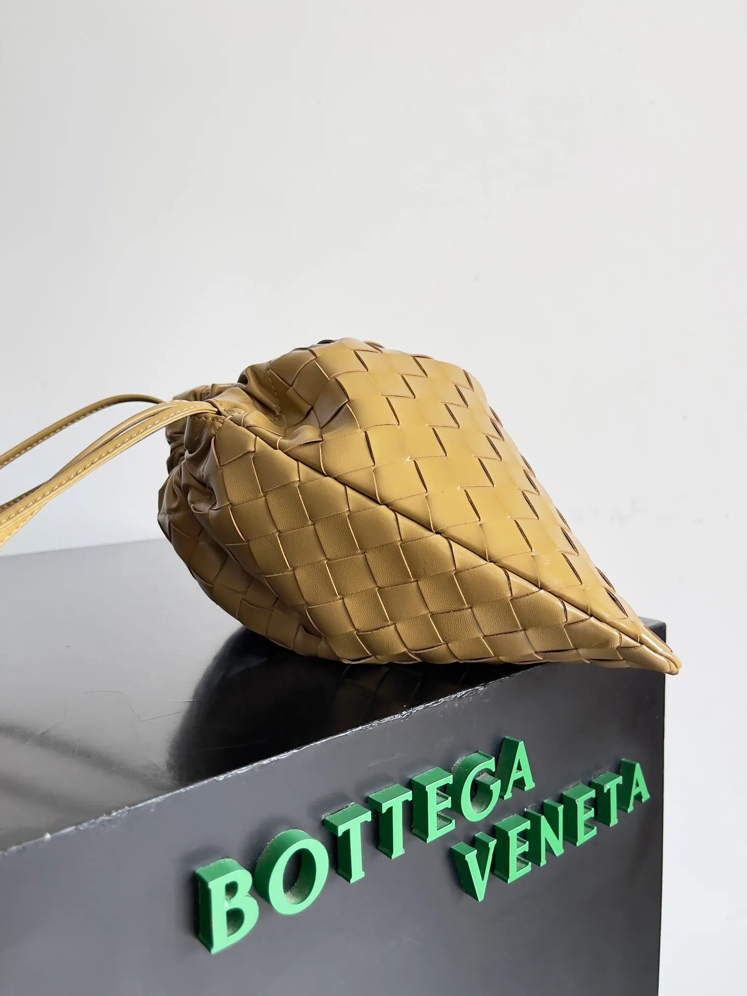 Batch 1560 Armpit bags have become a fashionable item that every girl has in their hands in recent years🛍️. The elegant and simple style has won the love of many people of different ages. However, there is an unavoidable trouble with armpit bags, that is, the capacity is too small, and BOTTEGA VENETA’s new Dustbag Considering people's travel needs, the capacity of garbage bags has been greatly upgraded. Folding umbrellas, water cups, and girls' makeup powder and lipstick can all be accommodated. It is very light and resistant to dirt. Even if you have a lot of things when traveling, it can reduce the burden to a certain extent. The shoulder straps are buckled and can be changed at will. It can be used for hand holding or as the liner of a large bag. After the drawstring is drawn, it looks like a cloud bag. It is very suitable for concave styling when traveling in summer🙋🏻‍♀️ Style number: 796728 Size: 32*23*1cm